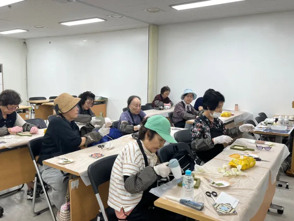 2026년 사회참여지원 프로그램 냅킨공예 8회기(타일 냄비 받침)